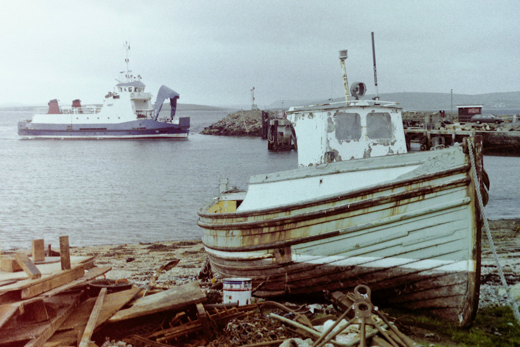 Shetland  1989 Yell - arrival of the ferry