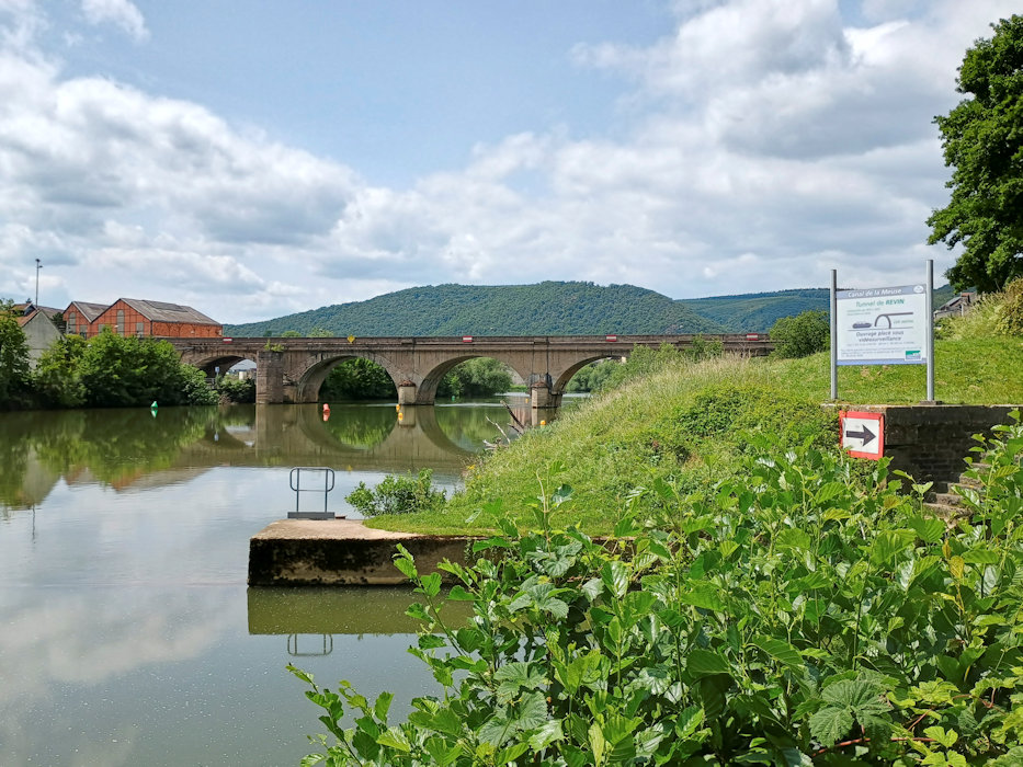 sign pointing to the tunnel