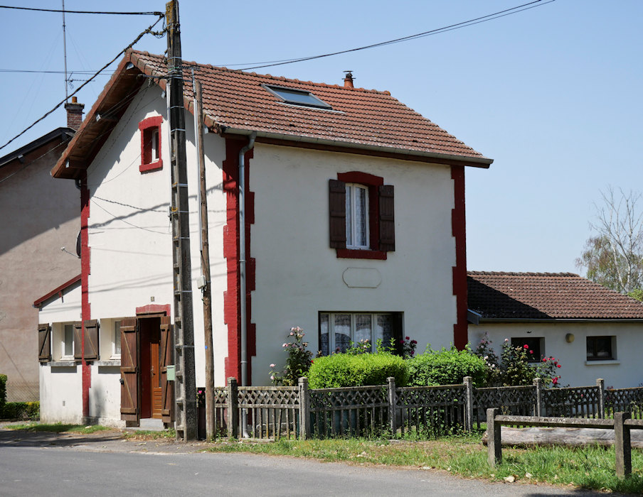 Level crossing guard's house in Semuy