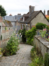 st valery sur somme - medieval town - street with flowers