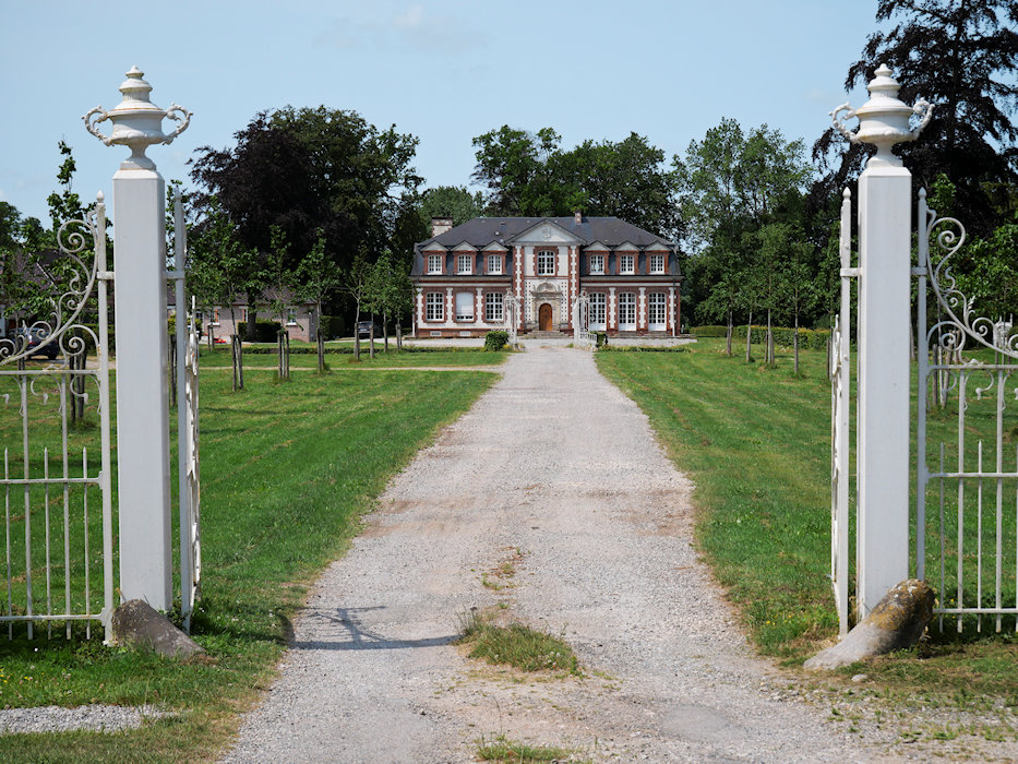 A walk around Royon 1 manor